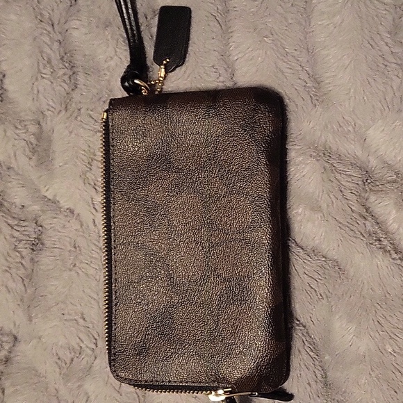 Coach wallet with wrist strap - Picture 3 of 3